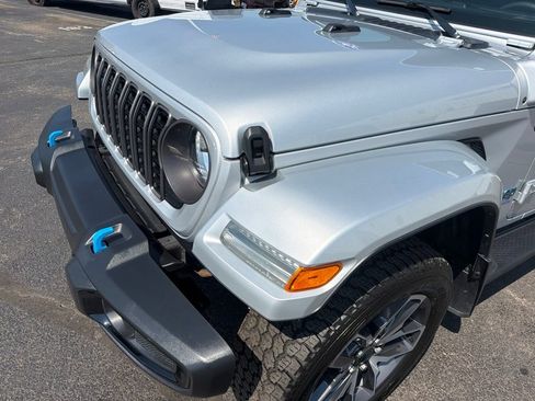 Used 2024 Jeep Wrangler Unlimited w/ Convenience Group AWD/4WD image 17