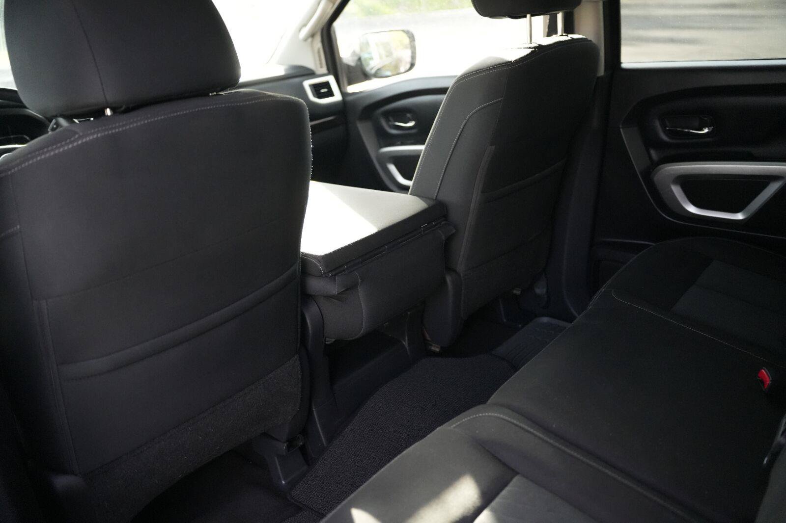 Used 2018 Nissan Titan SV AWD/4WD image 18