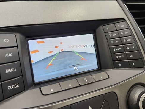 Used 2016 Ford Taurus SE image 2