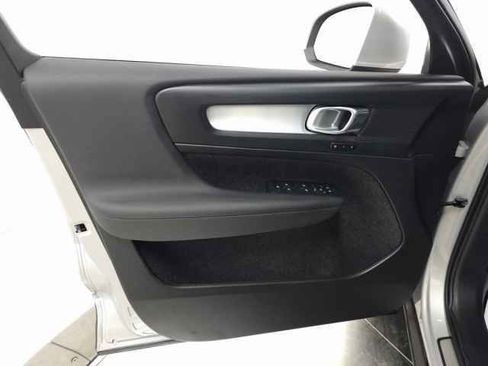 Used 2025 Volvo XC40 B5 Core image 16