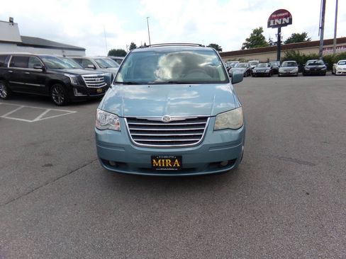 Used 2010 Chrysler Town & Country Touring FWD image 2