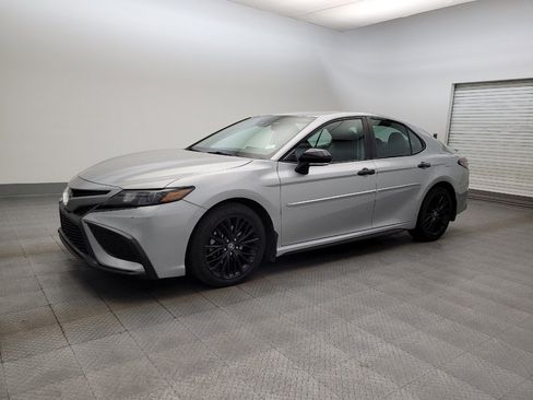 Used 2022 Toyota Camry SE image 2