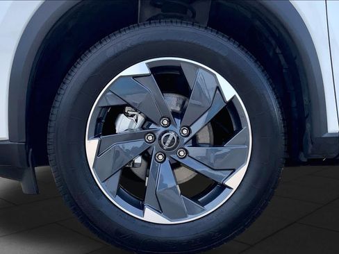 Used 2024 Nissan Rogue SV FWD image 11