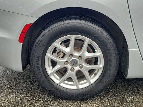 Certified 2024 Chrysler Pacifica Touring-L FWD image 5