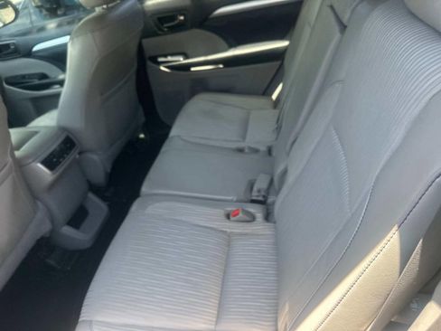 Used 2018 Toyota Highlander LE V6 FWD (Natl) image 7