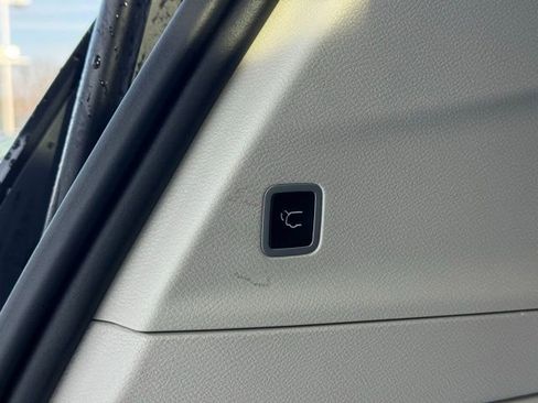 Certified 2024 Chrysler Pacifica Touring-L image 12