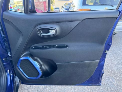 Used 2017 Jeep Renegade Latitude w/ Cold Weather Group image 17