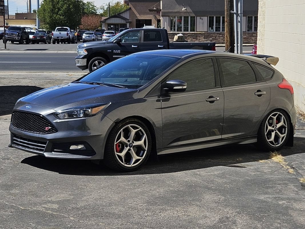 Used 2017 Ford Focus ST w/ Equipment Group 401A FWD image 1