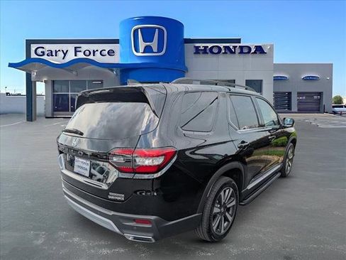 Used 2025 Honda Pilot Touring image 2