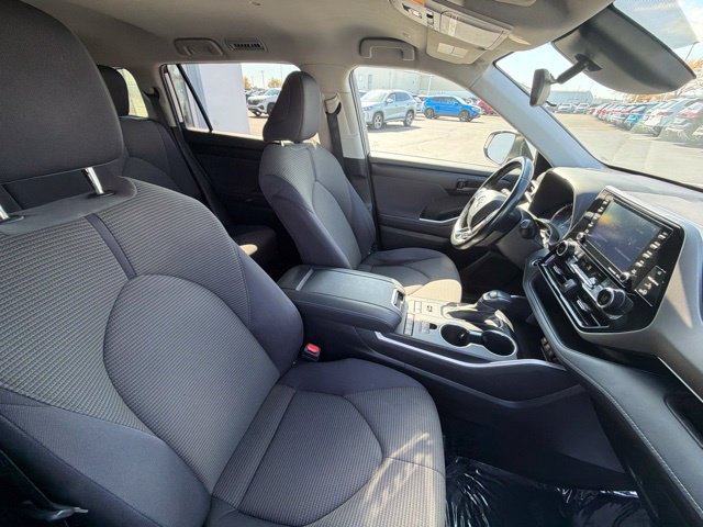 Used 2021 Toyota Highlander LE AWD/4WD image 18