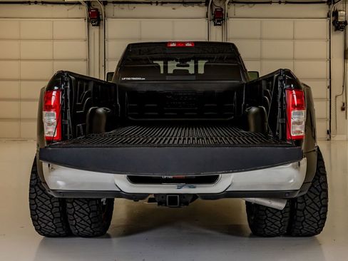 Used 2024 RAM 3500 Tradesman w/ Chrome Appearance Group AWD/4WD image 9