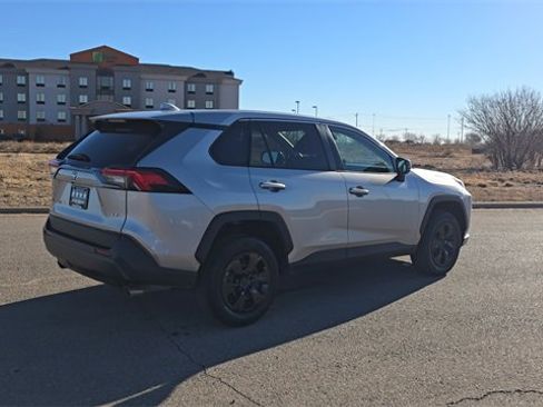 Used 2022 Toyota RAV4 LE image 6