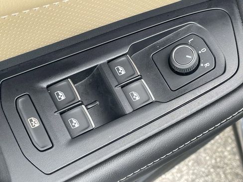 Used 2025 Volkswagen Atlas Cross Sport SE w/ Panoramic Sunroof Package image 17