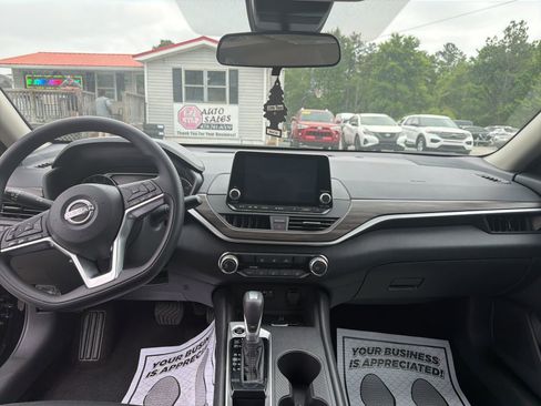 Used 2025 Nissan Altima 2.5 SV FWD image 10