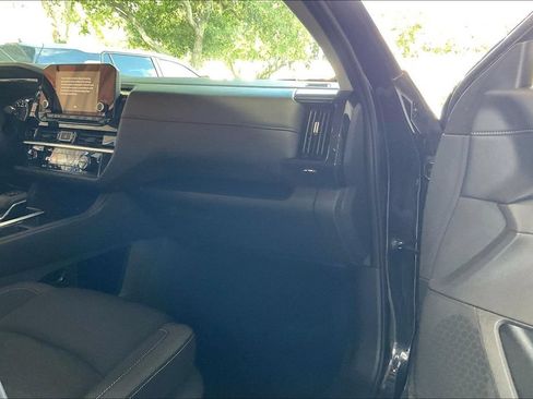 Used 2025 Nissan Pathfinder SV FWD image 23