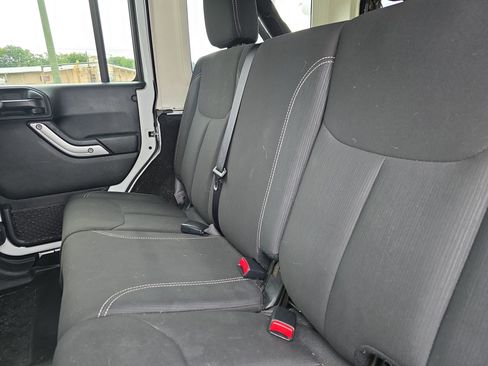 Used 2018 Jeep Wrangler Unlimited Sahara w/ Connectivity Group AWD/4WD image 14