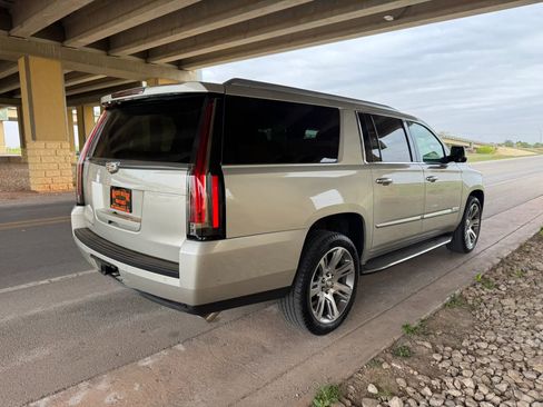 Used 2017 Cadillac Escalade ESV Luxury image 3