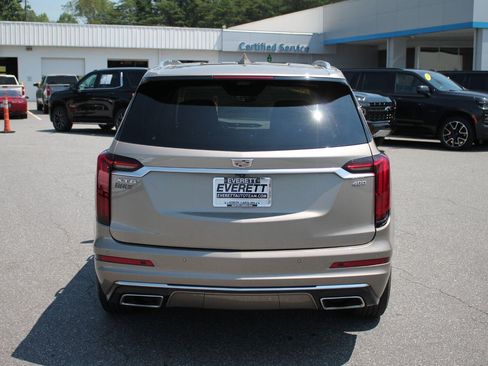 Used 2022 Cadillac XT6 Premium Luxury w/ Technology Package FWD image 7