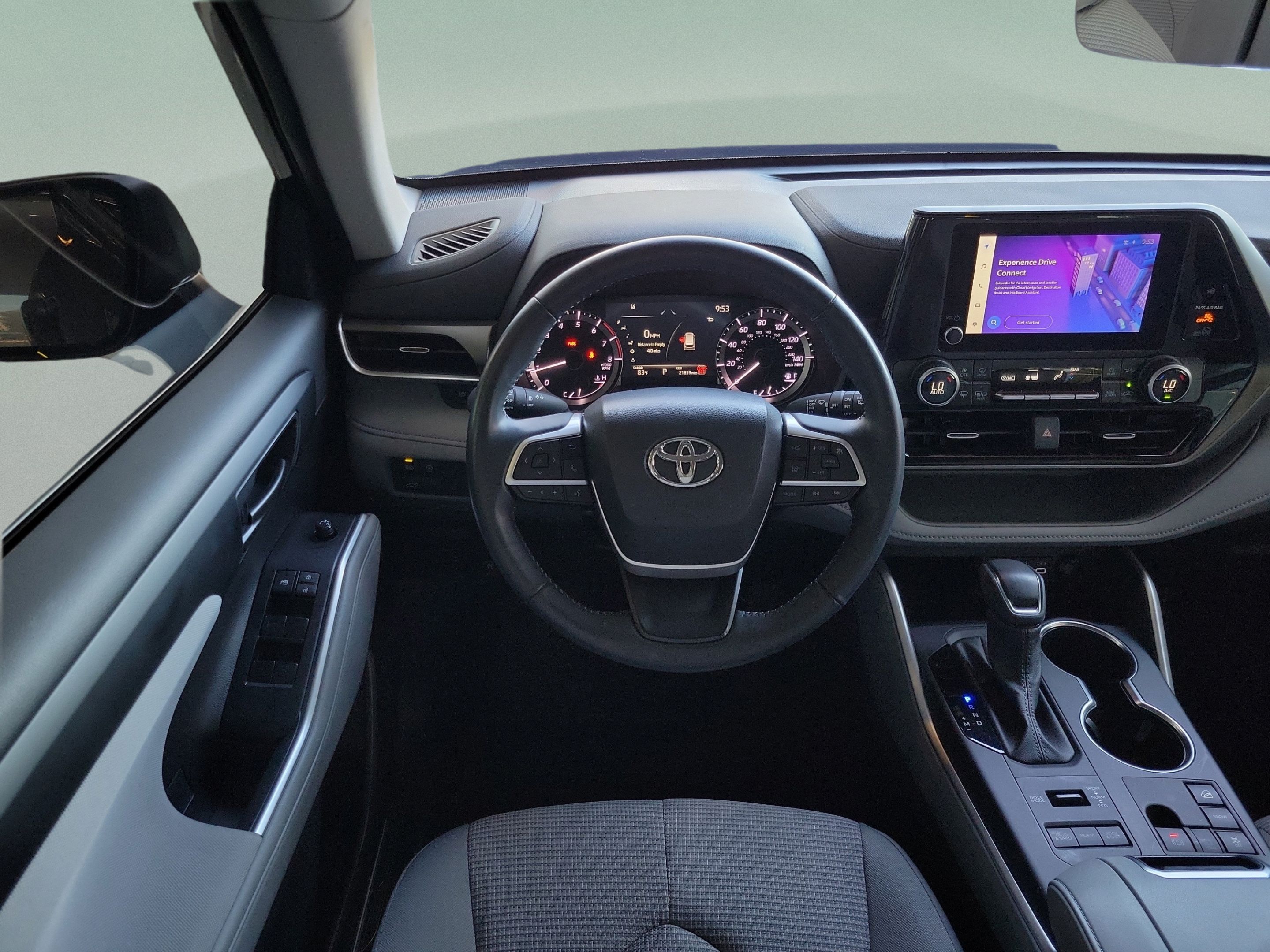 Used 2024 Toyota Highlander LE AWD/4WD image 25
