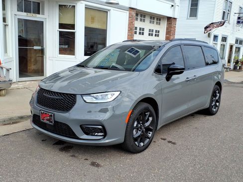 Used 2025 Chrysler Pacifica Limited AWD/4WD image 2