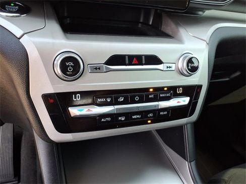 Used 2021 Ford Explorer XLT image 14