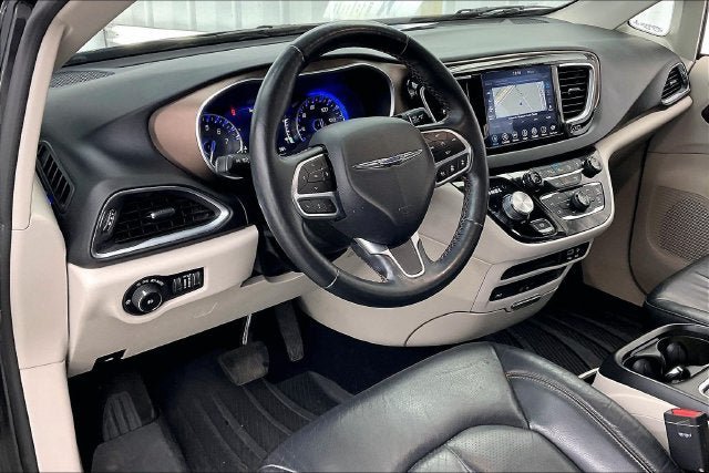 Used 2019 Chrysler Pacifica Touring-L Plus w/ Advanced Safetytec Group FWD image 16