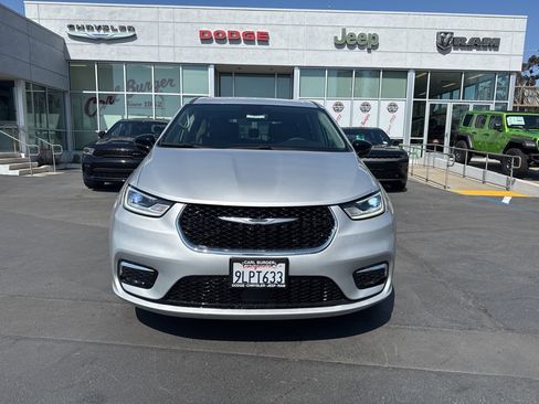 Used 2024 Chrysler Pacifica Touring-L image 2