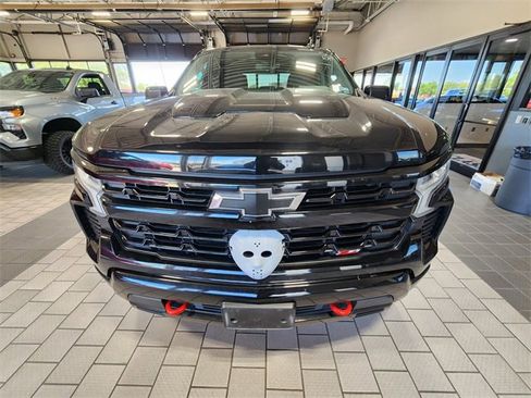 Used 2024 Chevrolet Silverado 1500 LT Trail Boss w/ Convenience Package II AWD/4WD image 2