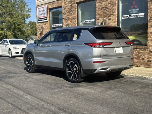 Used 2022 Mitsubishi Outlander SE image 3