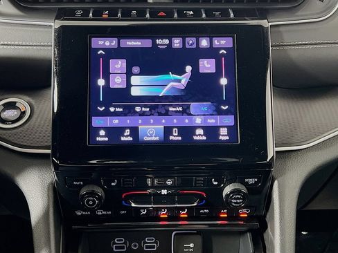 Used 2025 Jeep Grand Cherokee Altitude AWD/4WD image 15