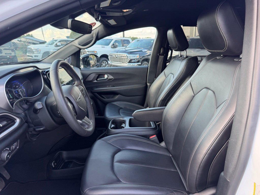 Used 2025 Chrysler Pacifica Select FWD image 16