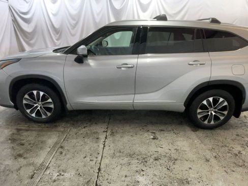 Used 2022 Toyota Highlander XLE AWD/4WD image 12