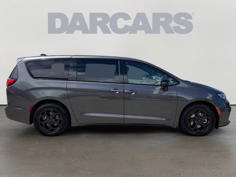 Used 2023 Chrysler Pacifica Limited w/ Uconnect Theater Family Group FWD image 8