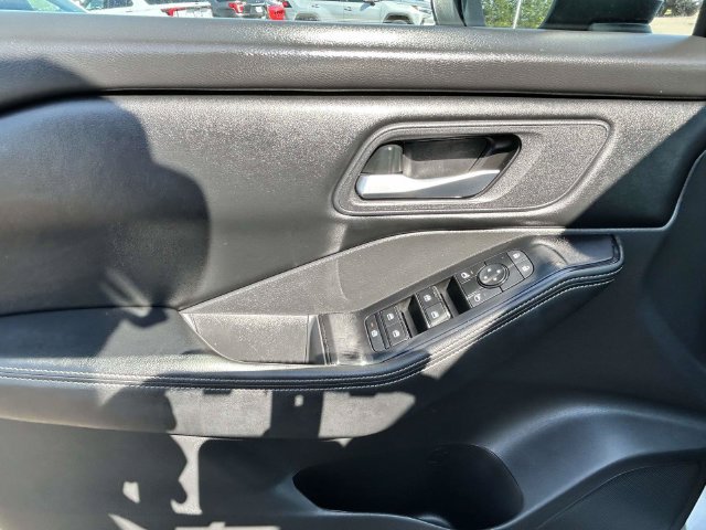 Used 2025 Nissan Rogue SV FWD image 22