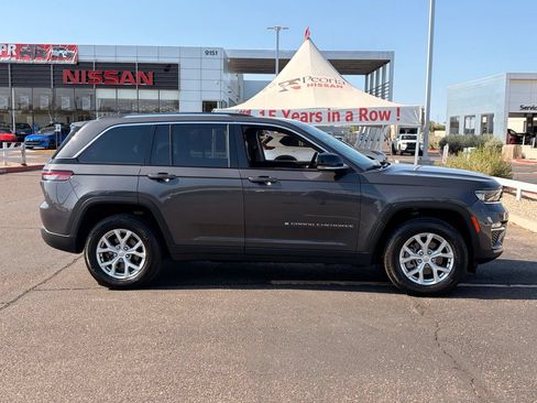 Used 2023 Jeep Grand Cherokee Limited AWD/4WD image 7