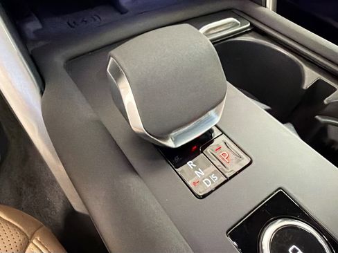 Used 2023 Land Rover Discovery HSE R-Dynamic AWD/4WD image 18