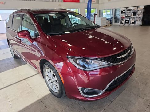 Used 2017 Chrysler Pacifica Touring-L FWD image 5