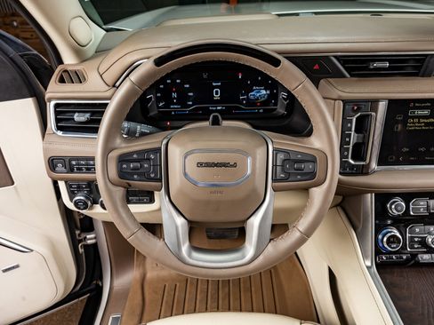 Used 2024 GMC Yukon XL Denali w/ Advanced Technology Package image 18