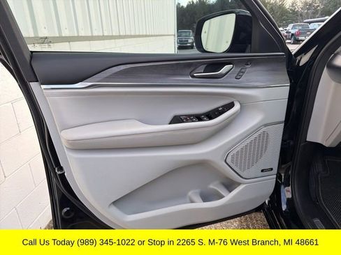 Used 2023 Jeep Grand Cherokee Overland w/ Adv Protech Group III image 27