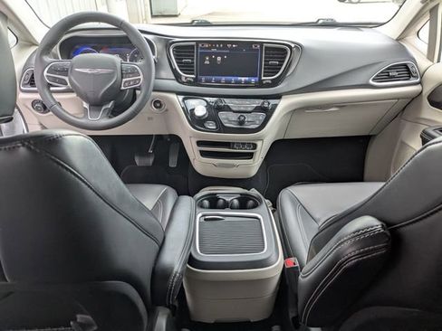 Used 2023 Chrysler Pacifica Touring-L image 4