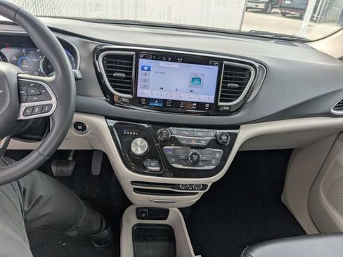 Used 2023 Chrysler Pacifica Touring-L FWD image 3