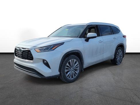 Used 2023 Toyota Highlander L image 2