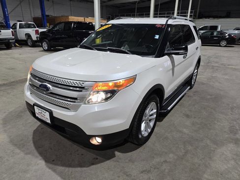 Used 2015 Ford Explorer XLT w/ Equipment Group 202A AWD/4WD image 2