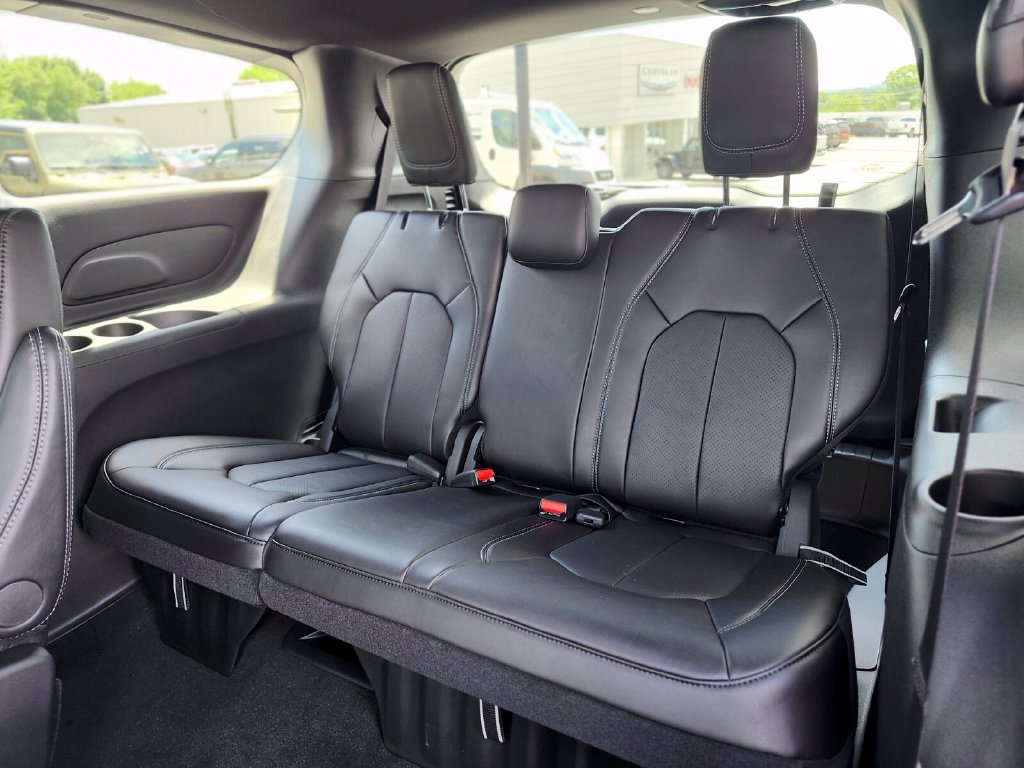 New 2027 Chrysler Pacifica Select AWD/4WD image 17
