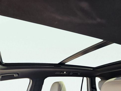 Used 2021 Volkswagen Tiguan SE R-Line image 21