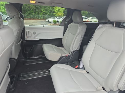 Used 2025 Toyota Sienna XLE FWD image 14