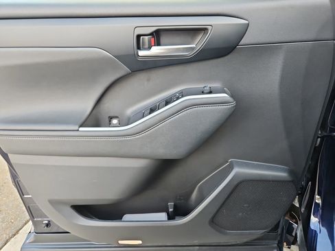 Used 2023 Toyota Highlander XLE image 30