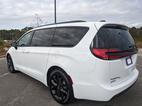 New 2026 Chrysler Pacifica Select image 19
