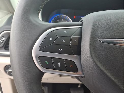 Used 2024 Chrysler Pacifica Touring-L FWD image 13