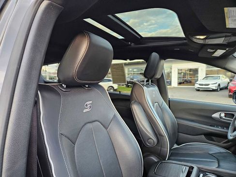 Used 2025 Chrysler Pacifica Limited image 13